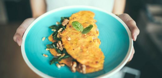 Zapečený karfiol s bylinkovou omeletou. Diétny a chutný recept!